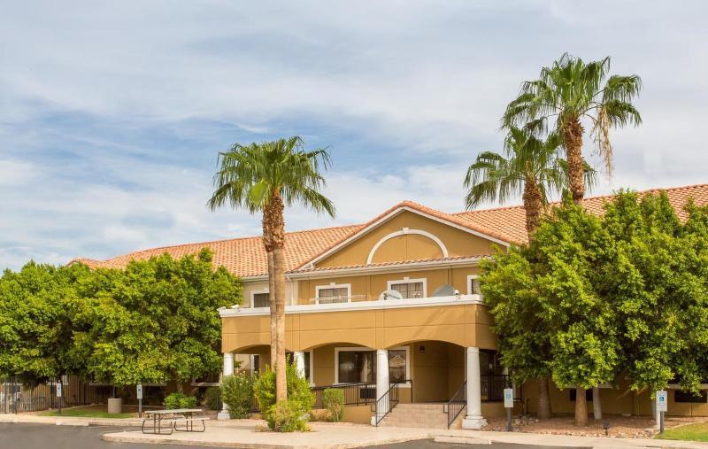 Baymont By Wyndham Phoenix I-10 Near 51St Ave Екстер'єр фото