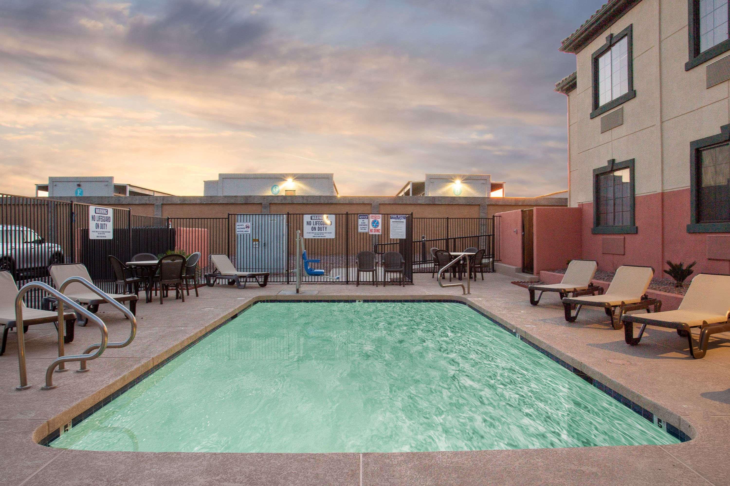 Baymont By Wyndham Phoenix I-10 Near 51St Ave Екстер'єр фото